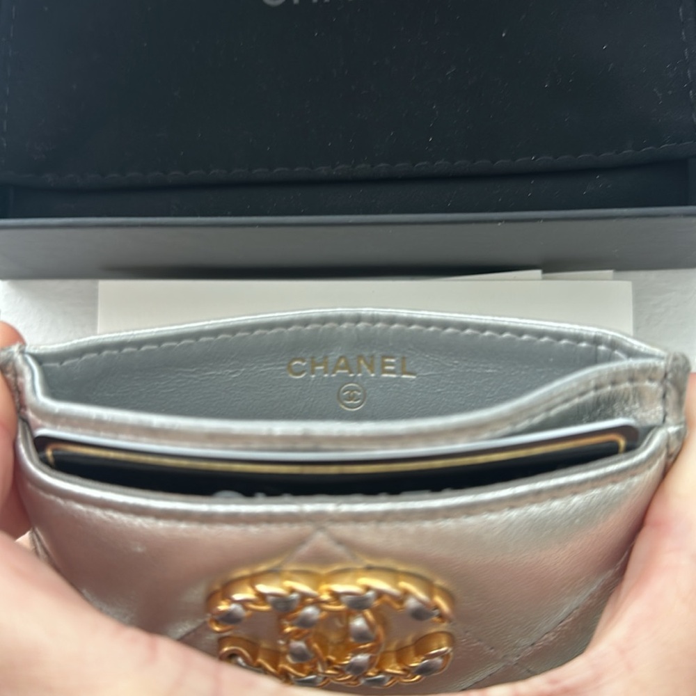 Silver Interlocking Chanel 19 Card Holder - Picture 8 of 9